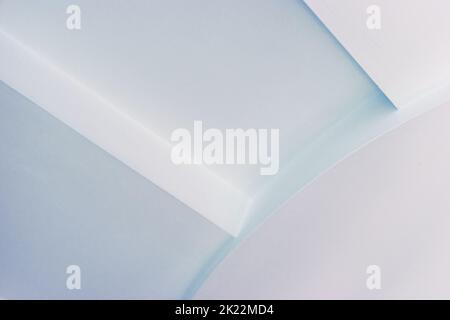 Abstrakter architektonischer Hintergrund, weiße Innenarchitektur-Elemente mit bunt beleuchteten Ecken Stockfoto