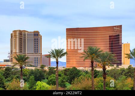 Las Vegas, Nevada, USA - 24. Oktober 2021: Die Gebäude und Casinos auf dem Strip, Vegas Downtown Cityscape Stockfoto