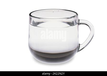 Glasbecher mit Wasser isoliert auf weiß Stockfoto