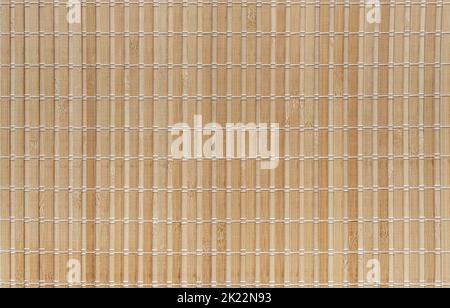 Tischdecke aus Bambus-Holz zur Dekoration in der Küche. Stockfoto