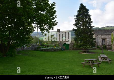 Picknickplatz im Frühling im Priory Marrick in der englischen Landschaft. Stockfoto