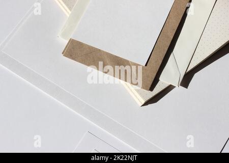 Kraftpapier Briefumschläge, Karten, Papierpapier auf weißem Hintergrund. Minimaler Mockup Für Business Design. Stockfoto