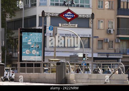 Madrid, Spanien. September 2022. Das Schild der U-Bahnstation Ciudad Lineal. Stockfoto