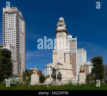 Madrid, Spanien. September 2022. Die Reiterstatue aus Stein und Bronze von Miguel de Cervantes in der Mitte des Platzes Espana Stockfoto