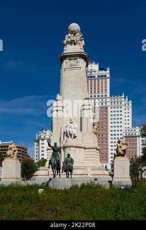 Madrid, Spanien. September 2022. Die Reiterstatue aus Stein und Bronze von Miguel de Cervantes in der Mitte des Platzes Espana Stockfoto