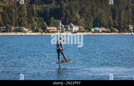 Freizeit Wassersport Aktion. Gesunder Mann Surfer Kiteboarding, Kite Surfen Auf Wellen Im Meer, Extremsport Stockfoto