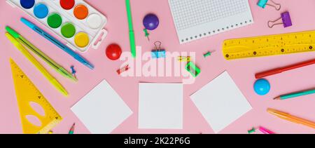 Schulnote und Landung auf rosa Hintergrund. Zurück zur Schule, zu Hause studieren kreativen Arbeitsplatz, Malzubehör, Bleistifte, malen Stifte und mehr Stockfoto