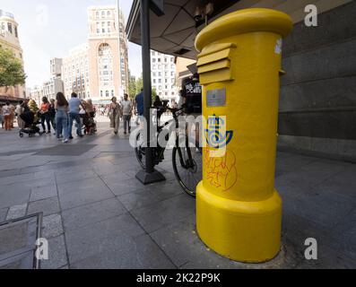 Madrid, Spanien. September 2022. Ein typischer Briefkasten der spanischen Post im historischen Zentrum der Stadt Stockfoto