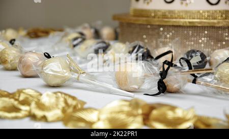 Eine Nahaufnahme von verpacktem dekorativem Kuchen springt auf einer Party heraus Stockfoto