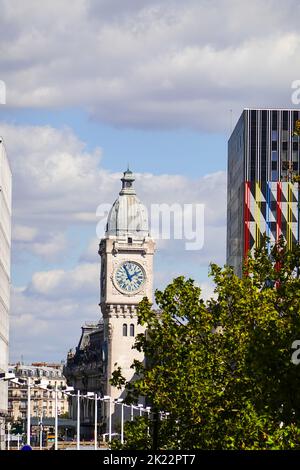 Blick nach Norden in Richtung des Pariser, französischen Uhrturms des Gare de Lyon, einem der verkehrsreichsten Bahnhöfe in Europa. Stockfoto