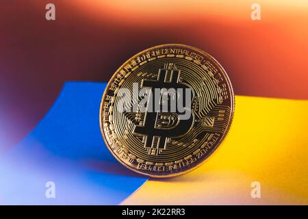 Bitcoin und Flagge der Ukraine. Kryptowährung in der Ukraine. Bezahlung von Waren. Ländermünze. Internetwährung im Land. Stockfoto