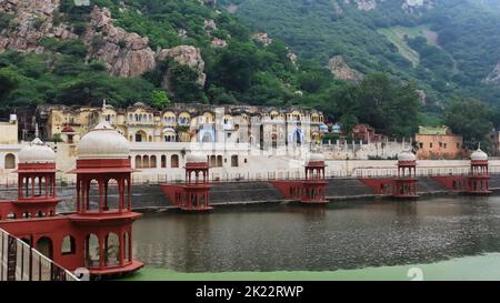 Blick auf Sagar Talab, Moosi Maharani KI Chhatri und Hills im Hintergrund, Alwar, Rajasthan, Indien. Stockfoto