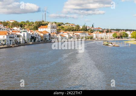 Eine Luftaufnahme des Flusses Sado, umgeben von Gebäuden in Alcacer do Sal Stockfoto