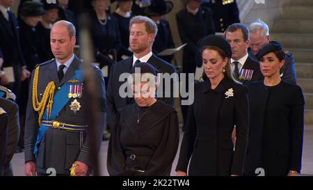 Foto zeigt: QueenÕs Sargprozession geht heute zur Westminster Hall 14.9.22 Ankunft in Westminster Meghan und Harry mit Prinz Wiliam und Kate Duke Stockfoto