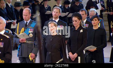 Foto zeigt: QueenÕs Sargprozession geht heute zur Westminster Hall 14.9.22 Ankunft in Westminster Meghan und Harry mit Prinz Wiliam und Kate Duke Stockfoto