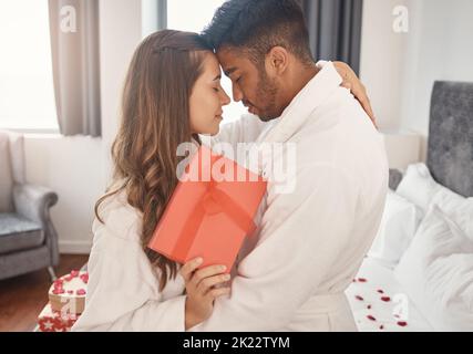 Interrassisches Paar, Liebesbindung oder Umarmung am Valentinstag oder Jubiläumsfeier im Schlafzimmer, Hotel oder Zuhause. Romantisches Vertrauen Stockfoto