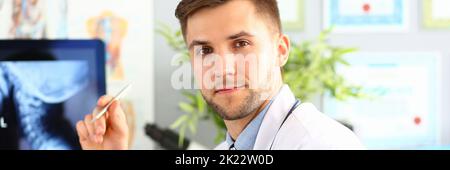 Der Arzt untersucht die Nahaufnahme der Halswirbelsäule Stockfoto