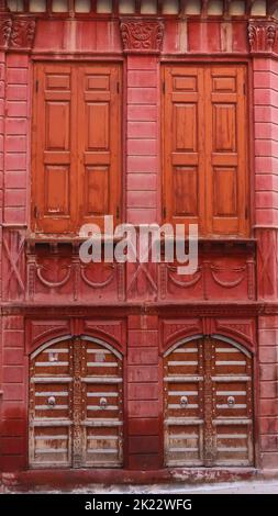 Kleine Türen und Fenster des berühmten Rampuria Haveli, Bikaner, Rajasthan, Indien. Stockfoto