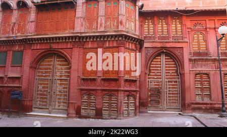 Eingang des berühmten Rampuria Haveli, Bikaner, Rajasthan, Indien. Stockfoto