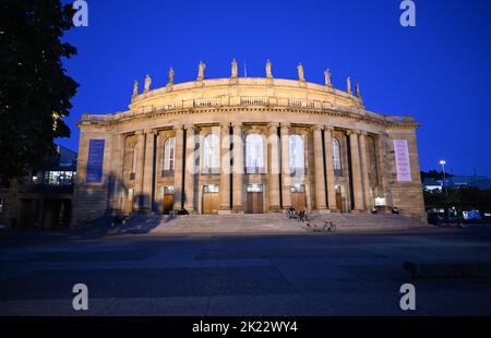 Stuttgart, Deutschland. 21. September 2022. Das beleuchtete Opernhaus in Stuttgart. Quelle: Bernd Weißbrod/dpa/Alamy Live News Stockfoto
