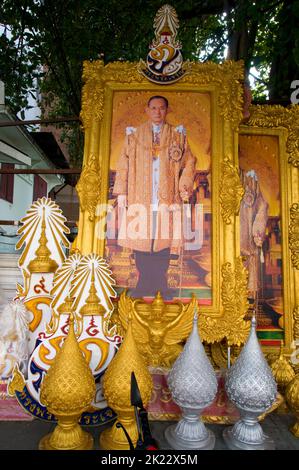 Thailand: Portraits des verstorbenen Königs Rama IX, Bhumibol Adulyadej (5. Dezember 1927 – 13. Oktober 2016), des Monarchen der Chakri-Dynastie von 9. und der mit der königlichen Familie verbundenen Utensilien, die im Banglamphu-Gebiet in Bangkok verkauft werden. Bhumibol Adulyadej (Phumiphon Adunyadet) war 9. König von Thailand. Er war bekannt als Rama IX, und innerhalb der thailändischen königlichen Familie und enge Mitarbeiter einfach als Lek. Nachdem er seit dem 9. Juni 1946 regierte, war er einer der dienstältesten Staatsoberhäupter der Welt und der am längsten regierende Monarch in der thailändischen Geschichte. Stockfoto