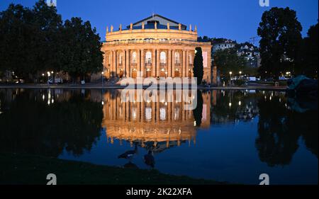 Stuttgart, Deutschland. 21. September 2022. Gänse schwimmen auf dem Eckensee vor dem Flutlicht-Opernhaus in Stuttgart. Quelle: Bernd Weißbrod/dpa/Alamy Live News Stockfoto