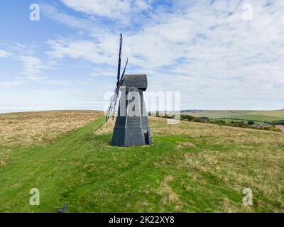 Luftaufnahme der rottingdean Windmühle oder Leuchtturmmühle eine denkmalgeschützte Schmausmühle der Klasse 2, die 1802 an der Ostküste von sussex errichtet wurde Stockfoto