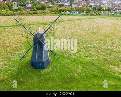 Luftaufnahme der rottingdean Windmühle oder Leuchtturmmühle eine denkmalgeschützte Schmausmühle der Klasse 2, die 1802 an der Ostküste von sussex errichtet wurde Stockfoto