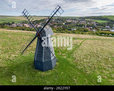 Luftaufnahme der rottingdean Windmühle oder Leuchtturmmühle eine denkmalgeschützte Schmausmühle der Klasse 2, die 1802 an der Ostküste von sussex errichtet wurde Stockfoto