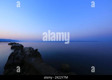 Die Schattierungen der blauen Farbe in der Morgendämmerung. Wenn ein neuer Tag anbricht, ändern sich die Farben jede Sekunde. Stockfoto