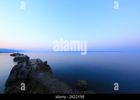 Die Schattierungen der blauen Farbe in der Morgendämmerung. Wenn ein neuer Tag anbricht, ändern sich die Farben jede Sekunde. Stockfoto