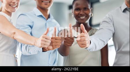 Erfolg, Zusammenarbeit und Team begrüßen die Diversity-Gruppe von Büromitarbeitern, die in einem Büro glücklich sind. Geschäftslächeln, Teamarbeit der Mitarbeiter und ja, Hände Stockfoto