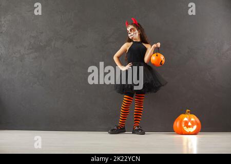 Kleines Mädchen in Kostüm auf Halloween-Feier gekleidet Stockfoto