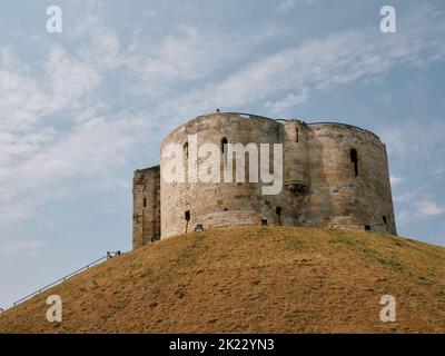 Der braune Grashügel von Clifford's Tower / York Castle, York, North Yorkshire, England, UK - English Heritage Stockfoto