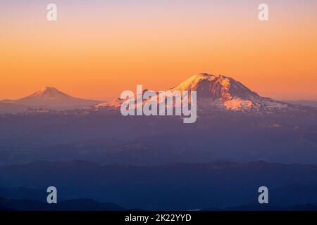 Luftaufnahme von Mount Adams und Mount Rainier bei Sonnenaufgang, Washington, USA Stockfoto