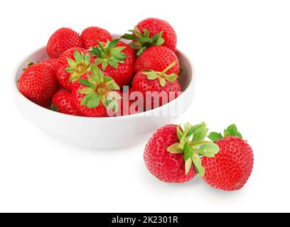 Frische rote Erdbeeren in Schale isoliert auf weißem Hintergrund Stockfoto