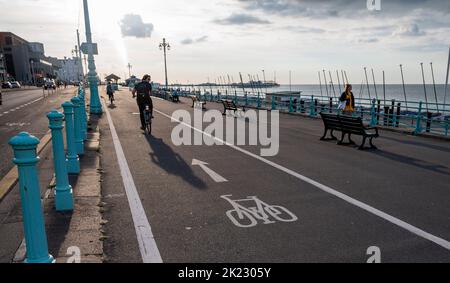 Brighton UK 22. September 2022 - Radler fahren entlang der Küste von Brighton am autofreien Tag . Der autofreie Tag wird am oder um den 22. September auf der ganzen Welt gefeiert und ermutigt die Menschen, zu Fuß zu gehen, mit dem Fahrrad zu fahren oder öffentliche Verkehrsmittel zu nutzen, anstatt ihr Auto für den Tag zu benutzen. . : Credit Simon Dack / Alamy Live News Stockfoto