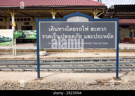 Zweisprachiges Schild am Bahnhof Ayutthaya Thailand Stockfoto