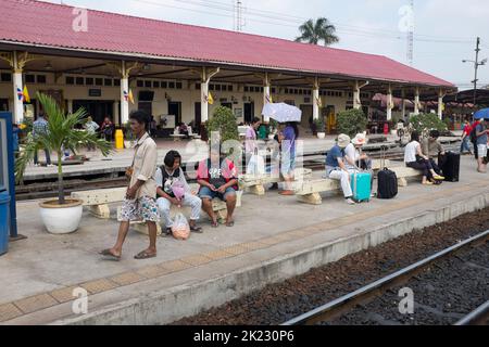 Warten auf den Zug nach Bangkok auf dem Bahnsteig am Bahnhof von Ayutthaya Thailand Stockfoto