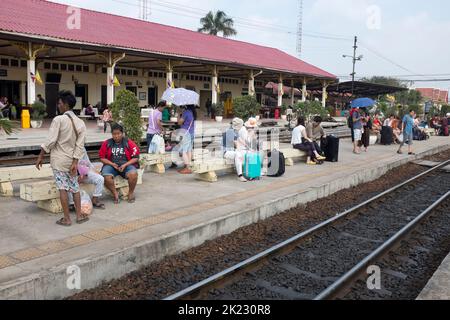 Warten auf den Zug nach Bangkok auf dem Bahnsteig am Bahnhof von Ayutthaya Thailand Stockfoto