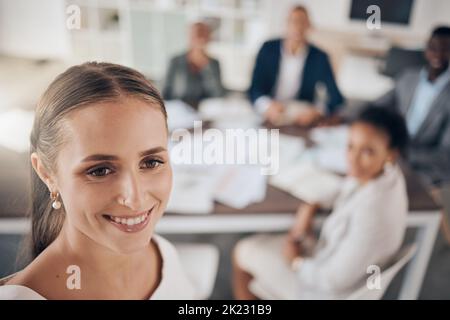 Führungskraft, Motivation und Präsentation mit Geschäftsfrau, CEO und Manager Coaching, Unterrichten der Mitarbeiter während des Meetings. Glückliche Mentorin oder Coach Stockfoto