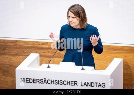 Hannover, Deutschland. 22. September 2022. Julia Willie Hamburg (Bündnis 90/die Grünen) spricht im niedersächsischen landtag. Quelle: Moritz Frankenberg/dpa/Alamy Live News Stockfoto