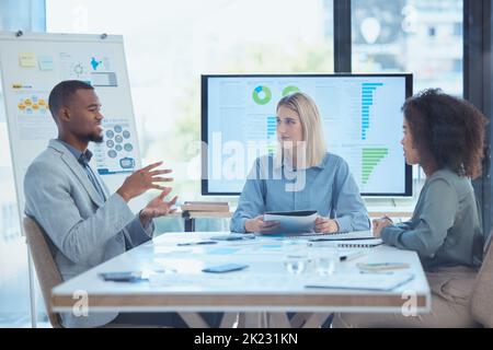 Business Meeting über Strategie, Vertrieb und Entwicklung der Zukunft des Unternehmens. Erfolg bedeutet, finanzielle Ziele durch Teamarbeit zu erreichen Stockfoto