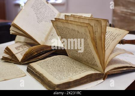 LVIV, UKRAINE - 2. April 2020: Stillleben mit alten Büchern. Alte religiöse slawische Bücher mit alten Texten. Alte überlappende Bücher Stockfoto