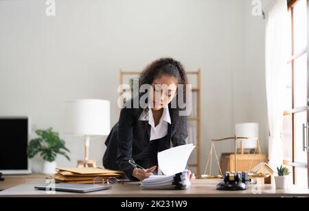 Richter hammer Justiz Rechtsanwälte, Business woman in Anzug oder Anwalt arbeitet an einem Dokumente. Juristische Recht, Beratung und Gerechtigkeit Konzept. Stockfoto