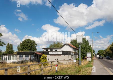 Geschlossenes öffentliches Haus The Winch zum Verkauf, ehemals The Sportsman. Neben der verkehrsreichen Straße A10 im Dorf West Winch, außerhalb von King's Lynn, Norfolk. Stockfoto