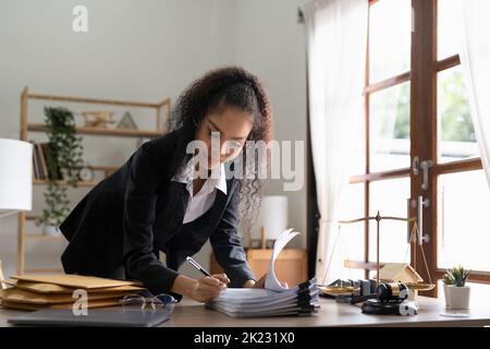 Richter hammer Justiz Rechtsanwälte, Business woman in Anzug oder Anwalt arbeitet an einem Dokumente. Juristische Recht, Beratung und Gerechtigkeit Konzept. Stockfoto