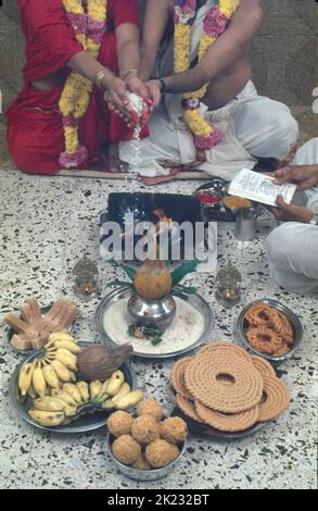 Südindische Hochzeitszeremonie, Pandit Performing Pooja, Hadan Stockfoto