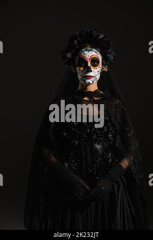 Vorderansicht der Frau in traditionellen mexikanischen Tag der Toten Kostüm und Make-up isoliert auf schwarz, Stock Bild Stockfoto