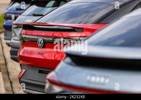 Zwickau, Deutschland. 26. April 2022. Auf dem Volkswagen Werksgelände in Zwickau stehen jeweils ein Audi Q4 e-tron Sportback (von vorne nach hinten), VW ID.5 GTX, Audi Q4 e-tron, VW ID.4 und Cupra Born. Neben VW-Fahrzeugen kommen im Werk auch Fahrzeuge der Marken Audi und Seat vom Band. Die Fahrzeuge basieren auf dem Modular Electric Toolkit. Volkswagen hat den rund 9.000 Mitarbeiter beschäftigende Standort zu einem reinen Elektrofahrzeugwerk für 1,2 Milliarden Euro umgebaut. Quelle: Jan Woitas/dpa/Alamy Live News Stockfoto